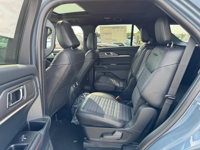 Ford Explorer Vehicle Full-screen Gallery Image 12