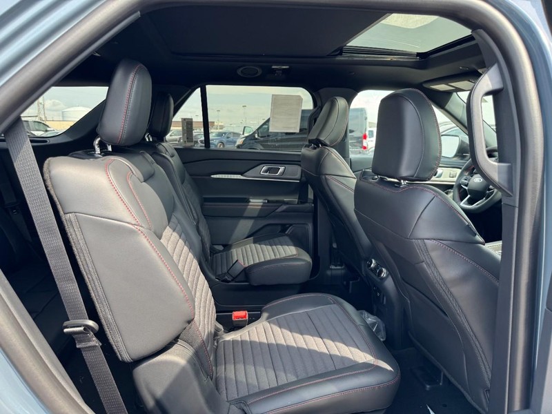 Ford Explorer Vehicle Full-screen Gallery Image 13