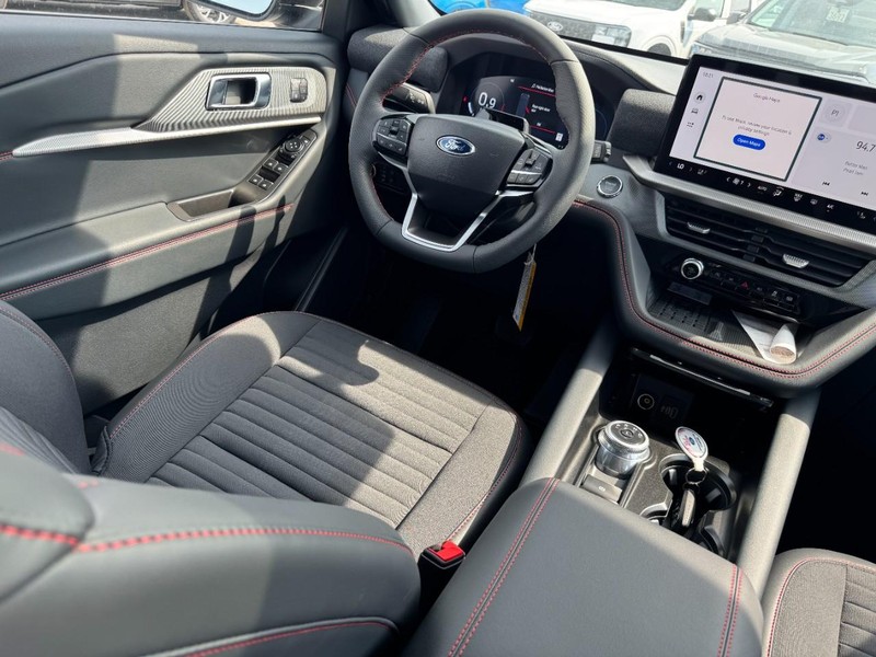 Ford Explorer Vehicle Full-screen Gallery Image 14