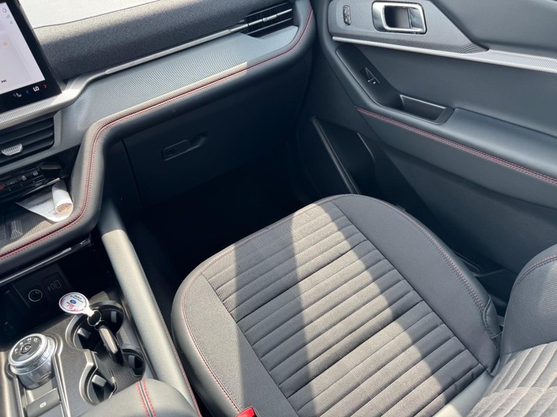 Ford Explorer Vehicle Full-screen Gallery Image 16