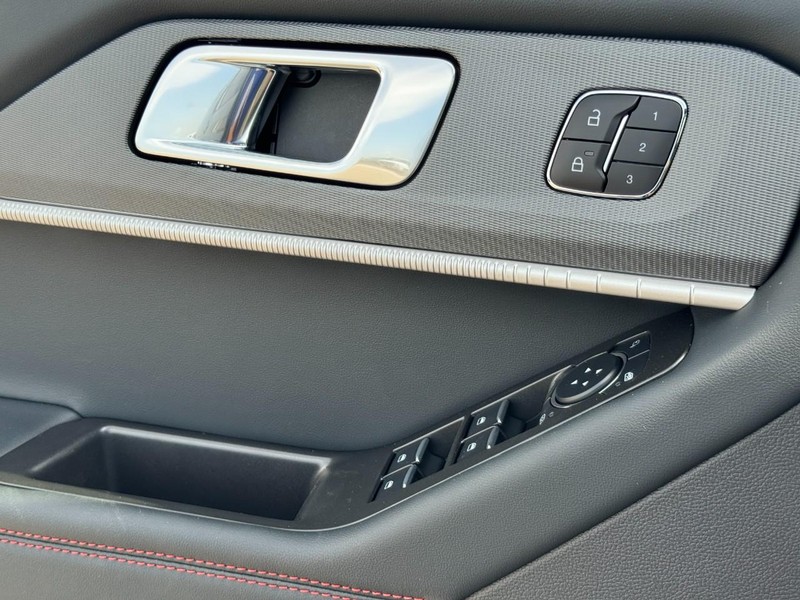 Ford Explorer Vehicle Full-screen Gallery Image 24