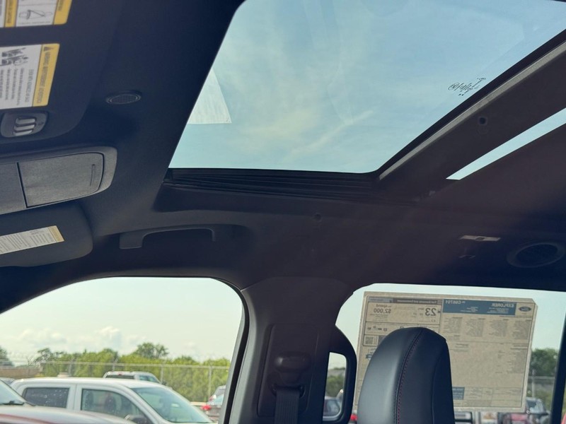 Ford Explorer Vehicle Full-screen Gallery Image 26