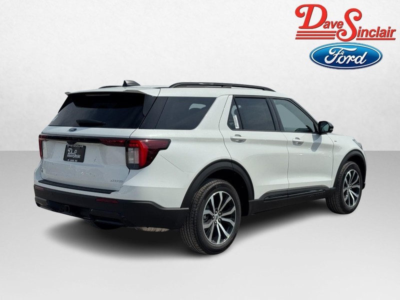Ford Explorer Vehicle Full-screen Gallery Image 07