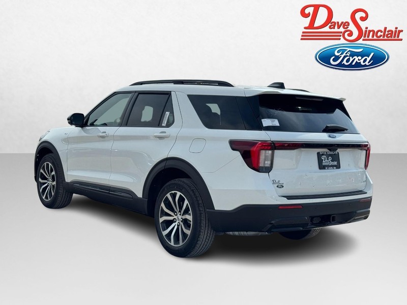 Ford Explorer Vehicle Full-screen Gallery Image 09