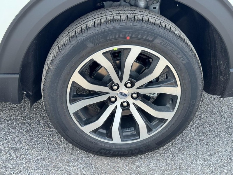 Ford Explorer Vehicle Full-screen Gallery Image 11