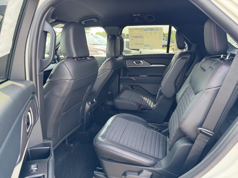 Ford Explorer Vehicle Full-screen Gallery Image 12