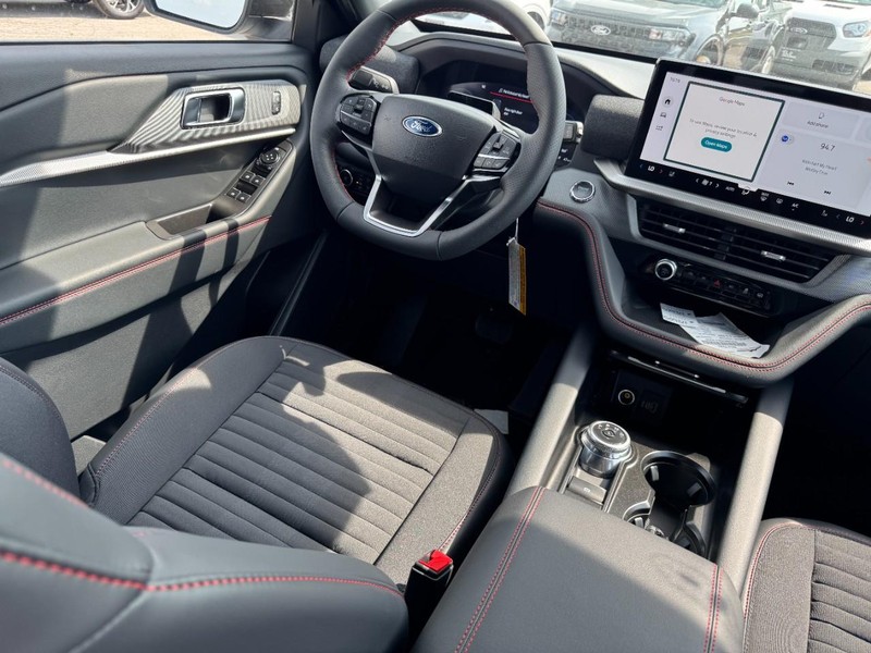 Ford Explorer Vehicle Full-screen Gallery Image 14