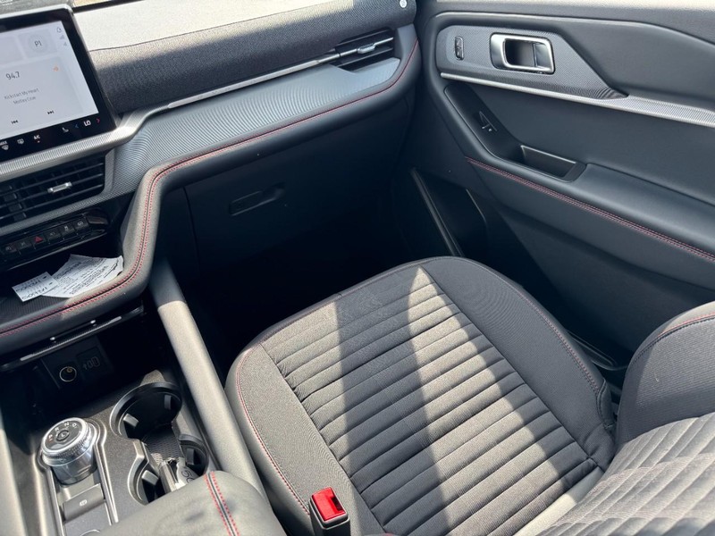 Ford Explorer Vehicle Full-screen Gallery Image 16