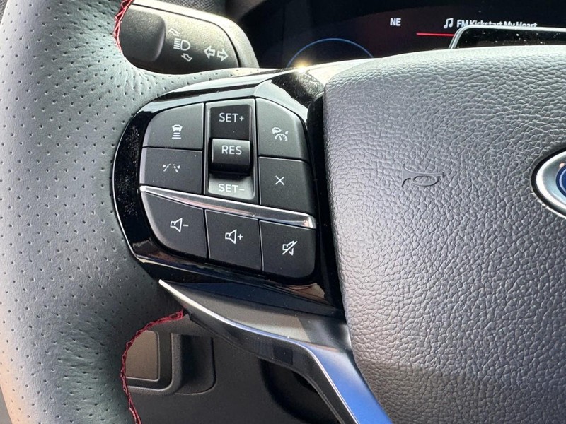 Ford Explorer Vehicle Full-screen Gallery Image 18
