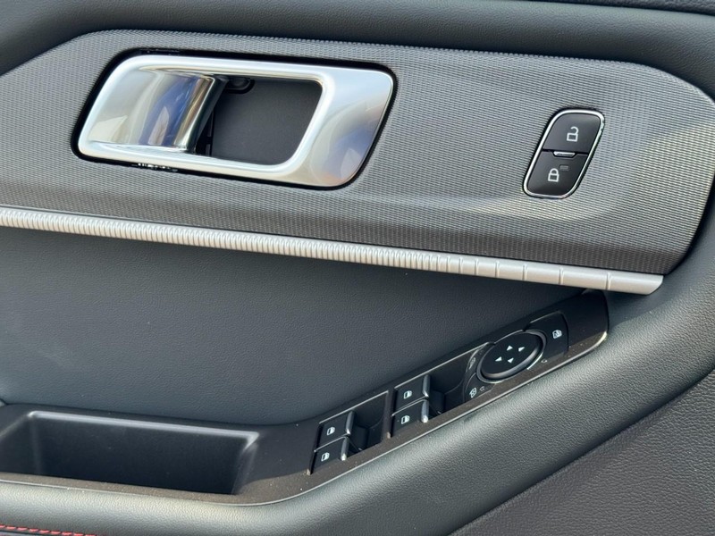 Ford Explorer Vehicle Full-screen Gallery Image 22
