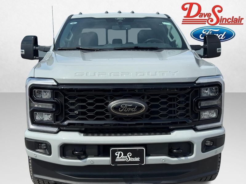 Ford Super Duty F-250 SRW Vehicle Full-screen Gallery Image 02