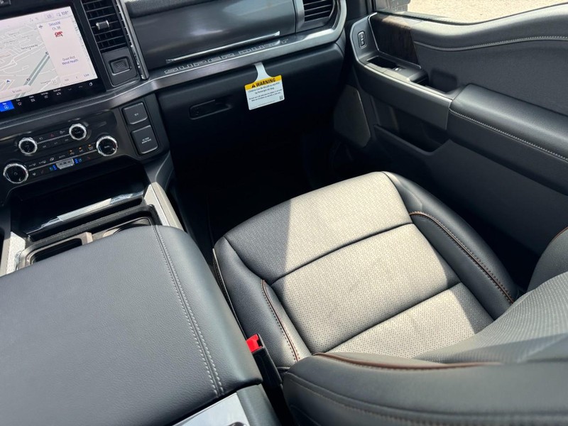 Ford Super Duty F-250 SRW Vehicle Full-screen Gallery Image 16