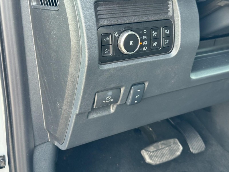 Ford Super Duty F-250 SRW Vehicle Full-screen Gallery Image 18