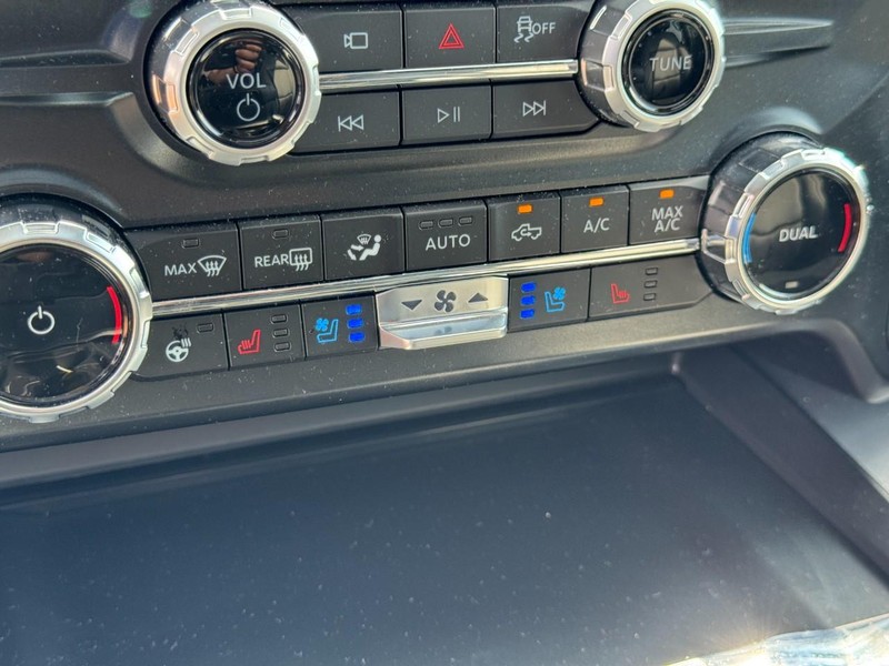 Ford Super Duty F-250 SRW Vehicle Full-screen Gallery Image 23
