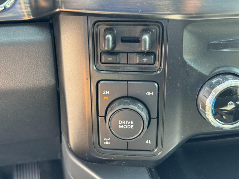 Ford Super Duty F-250 SRW Vehicle Full-screen Gallery Image 24
