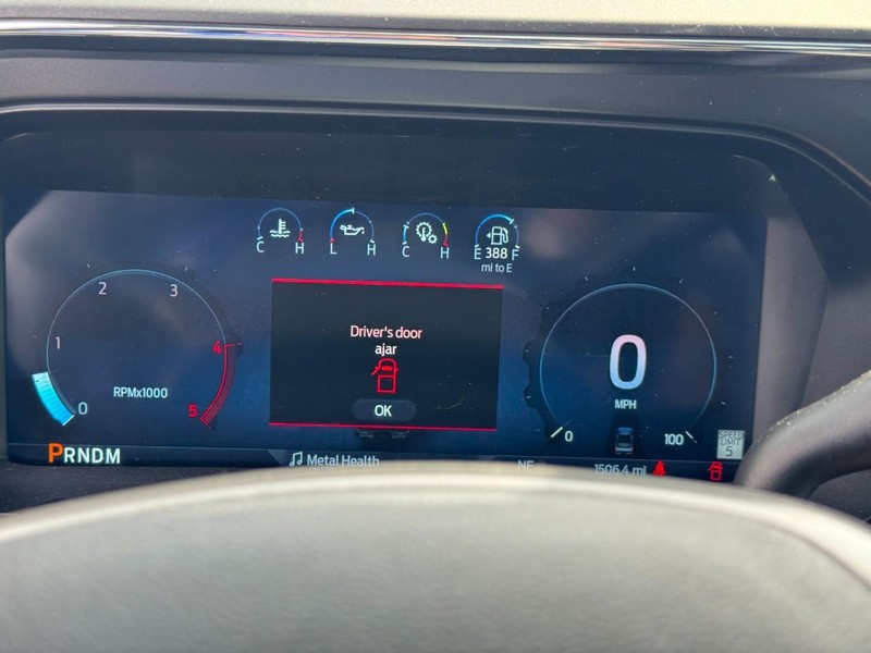 Ford Super Duty F-250 SRW Vehicle Full-screen Gallery Image 25