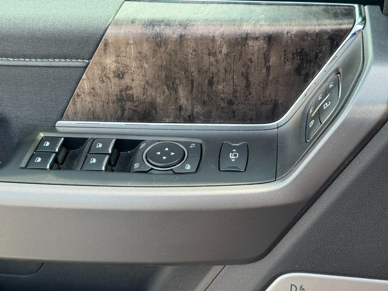 Ford Super Duty F-250 SRW Vehicle Full-screen Gallery Image 26