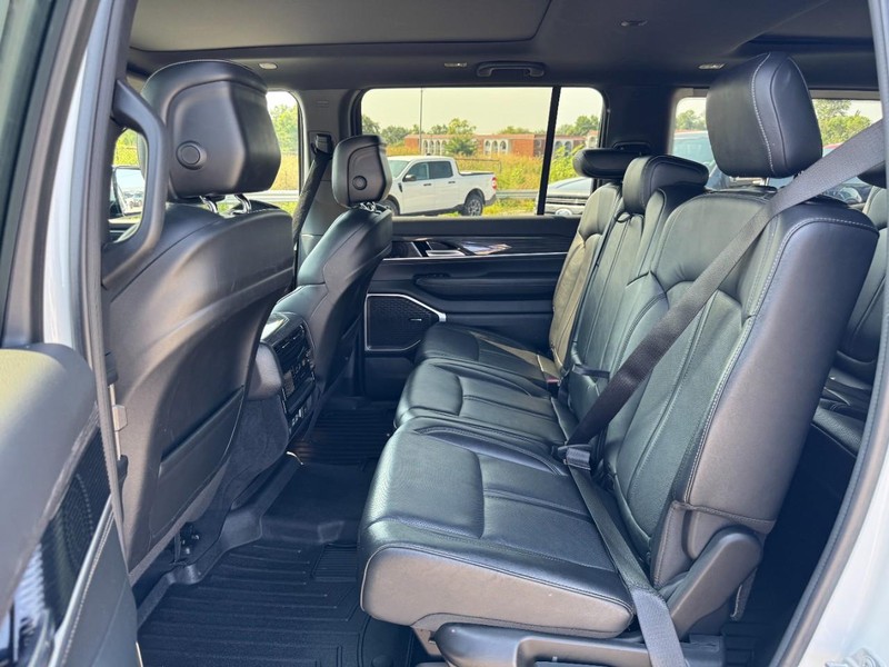Jeep Wagoneer Vehicle Full-screen Gallery Image 12