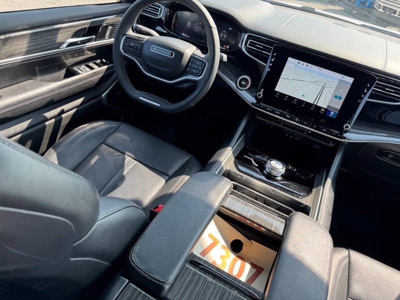 Jeep Wagoneer Vehicle Full-screen Gallery Image 15
