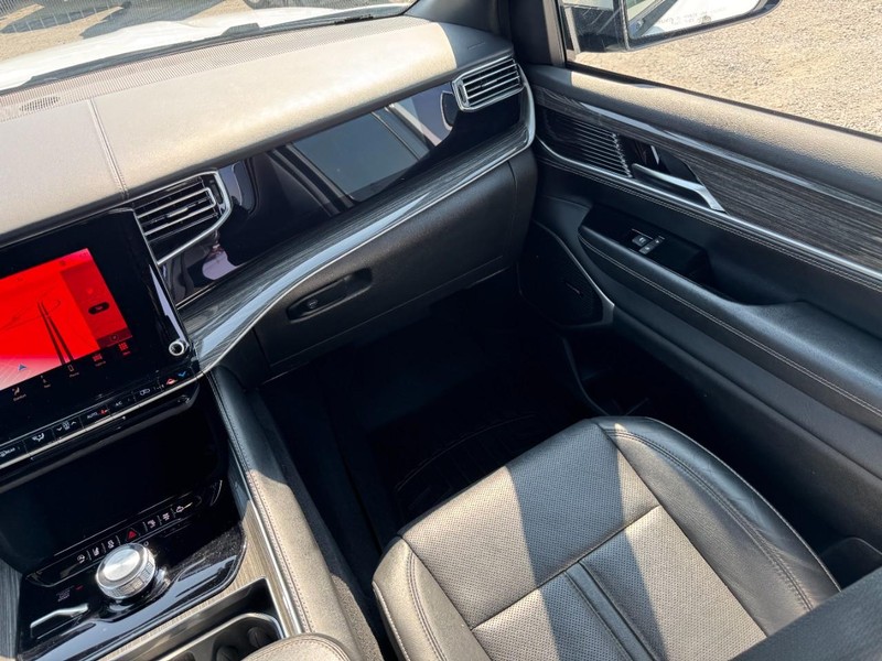 Jeep Wagoneer Vehicle Full-screen Gallery Image 16