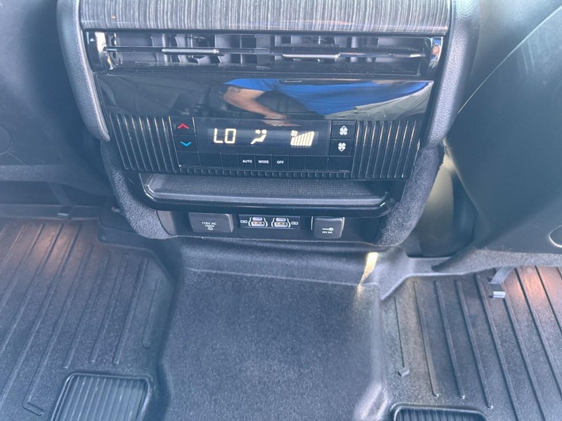 Jeep Wagoneer Vehicle Full-screen Gallery Image 17