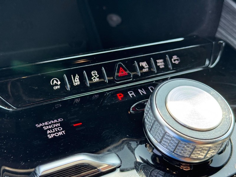 Jeep Wagoneer Vehicle Full-screen Gallery Image 24