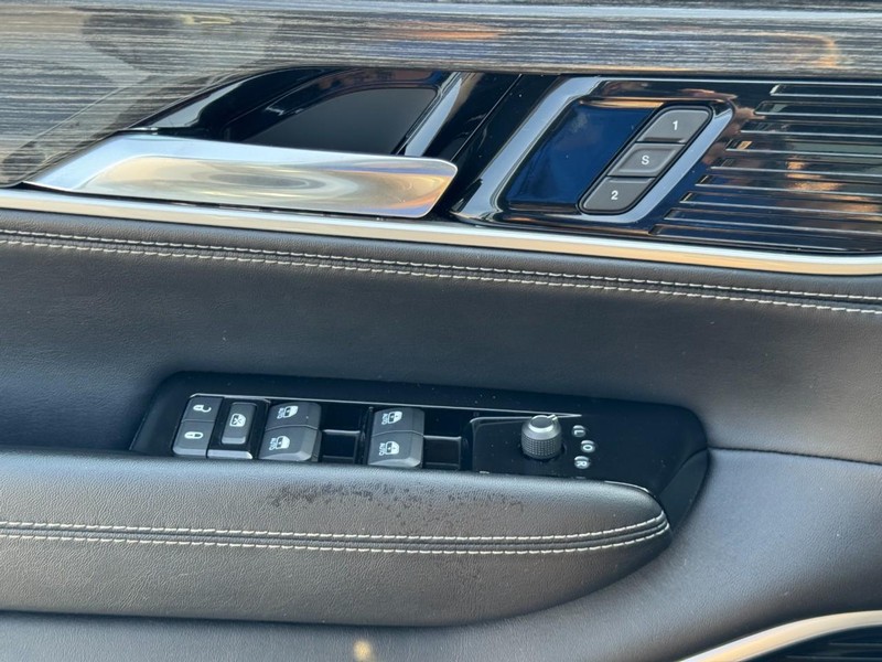 Jeep Wagoneer Vehicle Full-screen Gallery Image 25