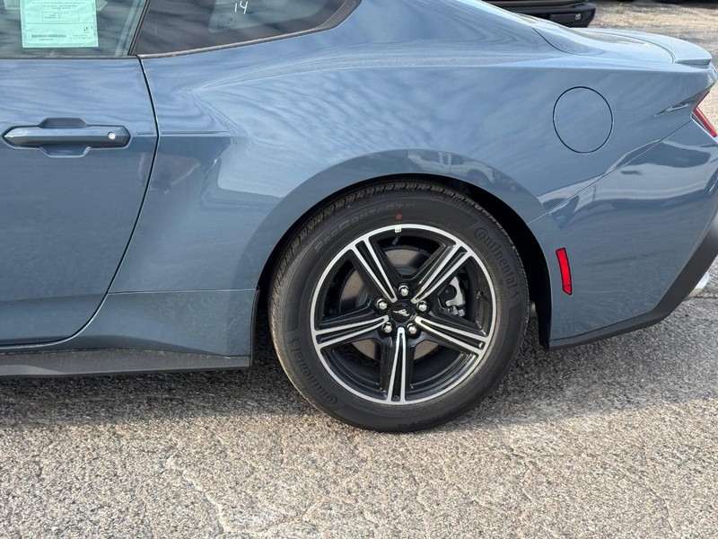 Ford Mustang Vehicle Full-screen Gallery Image 11