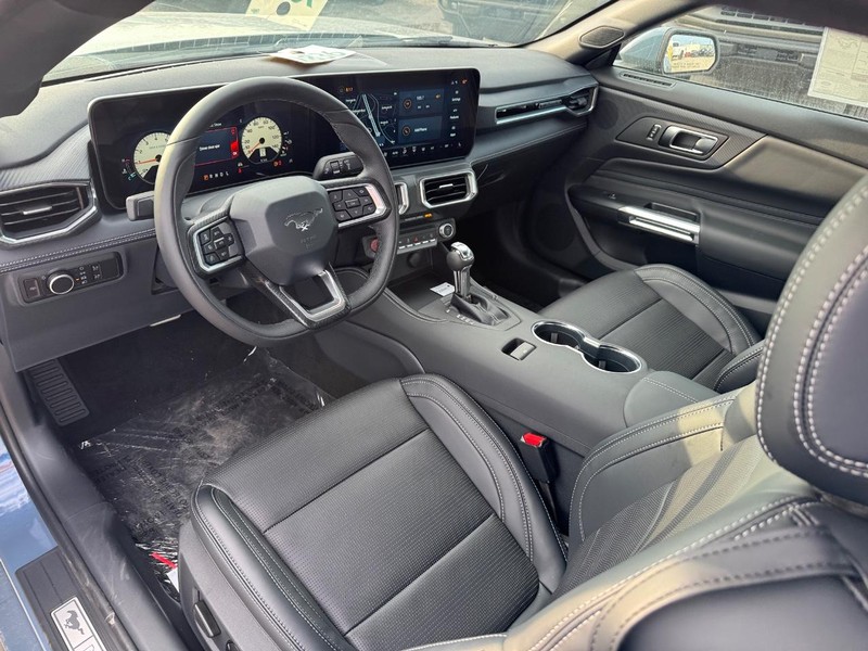 Ford Mustang Vehicle Full-screen Gallery Image 13