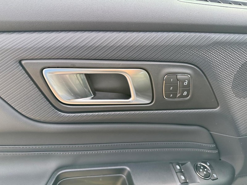 Ford Mustang Vehicle Full-screen Gallery Image 14