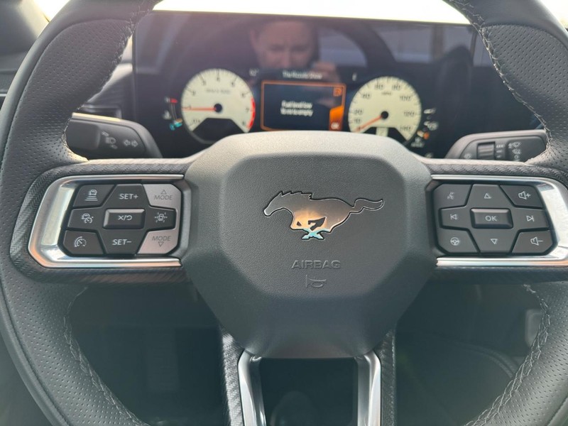 Ford Mustang Vehicle Full-screen Gallery Image 17