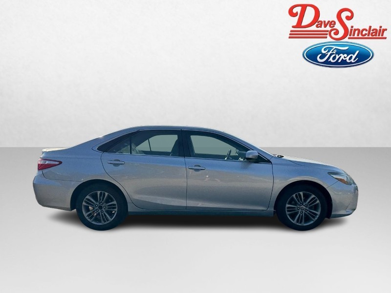 Toyota Camry Vehicle Full-screen Gallery Image 05