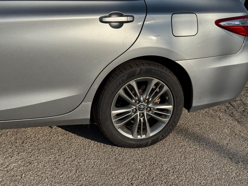 Toyota Camry Vehicle Full-screen Gallery Image 11