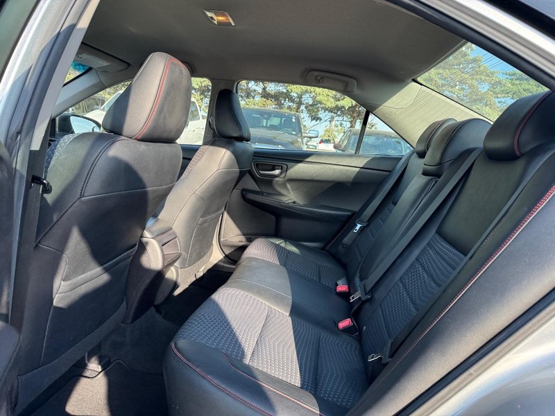 Toyota Camry Vehicle Full-screen Gallery Image 12