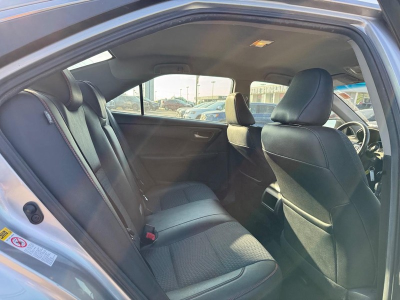 Toyota Camry Vehicle Full-screen Gallery Image 13