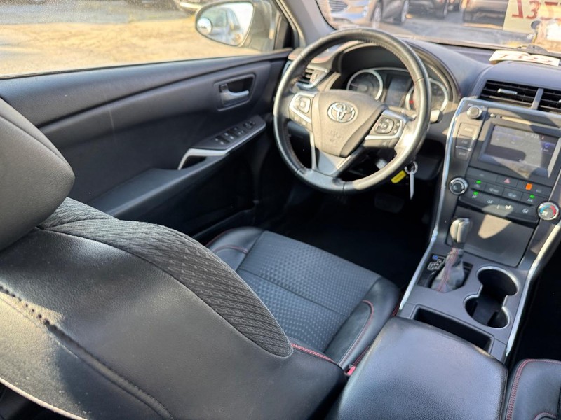 Toyota Camry Vehicle Full-screen Gallery Image 14