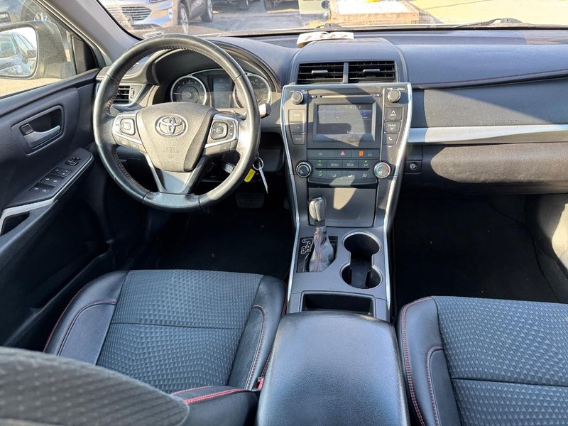 Toyota Camry Vehicle Full-screen Gallery Image 15
