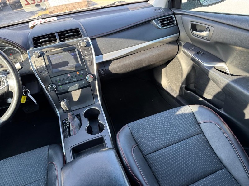 Toyota Camry Vehicle Full-screen Gallery Image 16