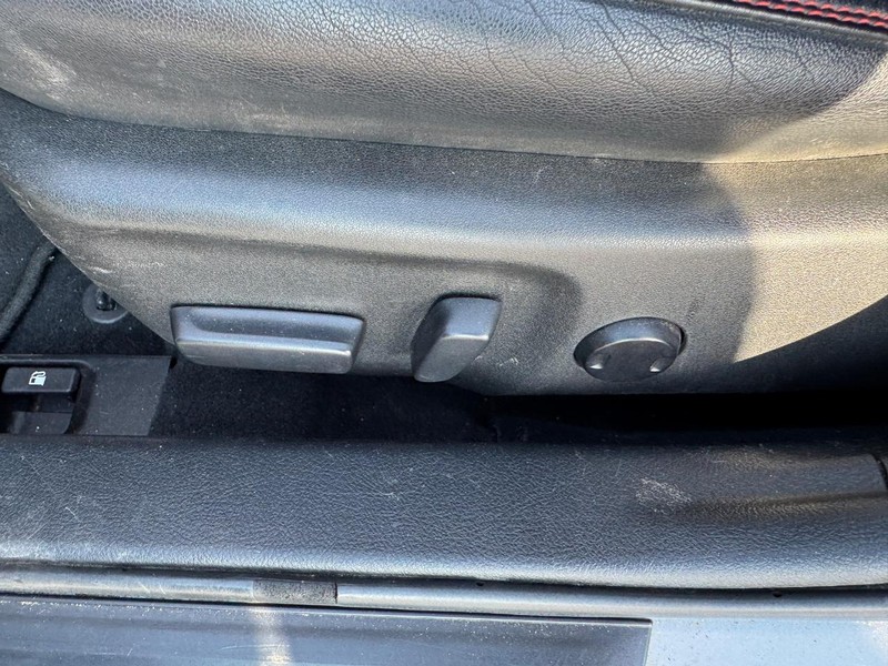 Toyota Camry Vehicle Full-screen Gallery Image 17
