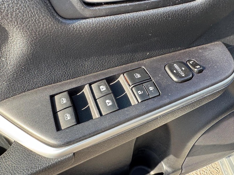 Toyota Camry Vehicle Full-screen Gallery Image 18