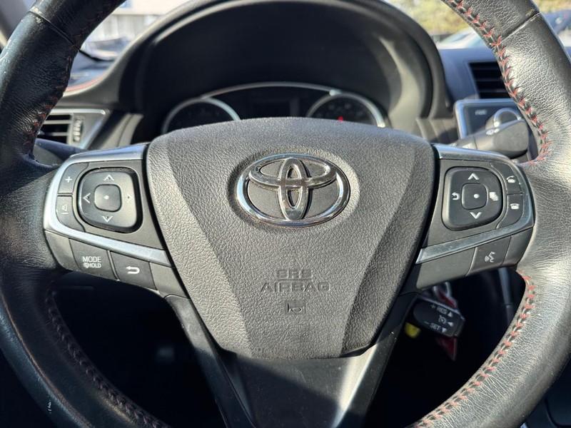 Toyota Camry Vehicle Full-screen Gallery Image 19
