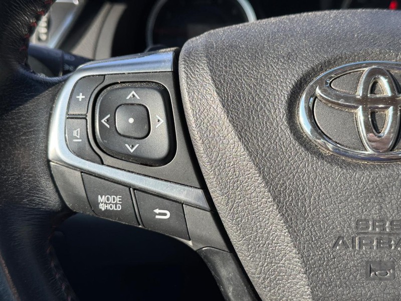 Toyota Camry Vehicle Full-screen Gallery Image 20