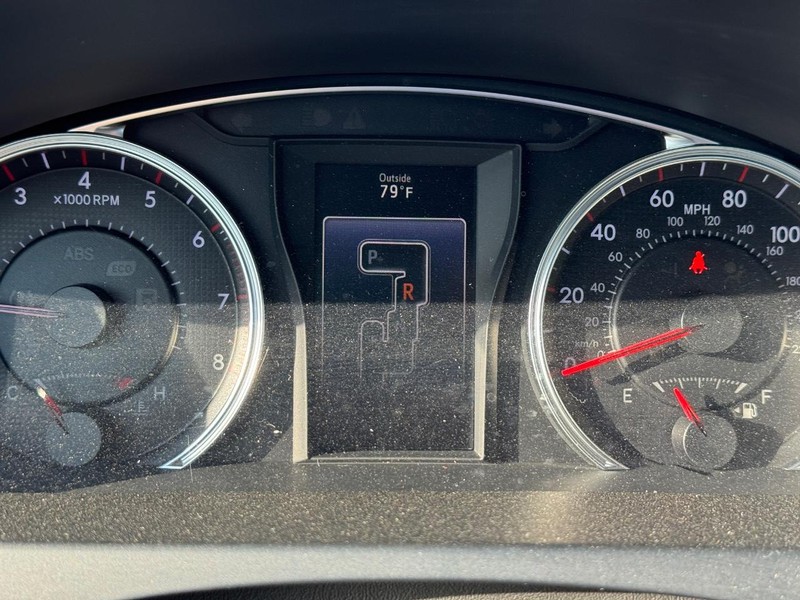 Toyota Camry Vehicle Full-screen Gallery Image 23
