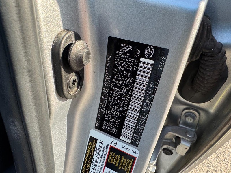 Toyota Camry Vehicle Full-screen Gallery Image 24