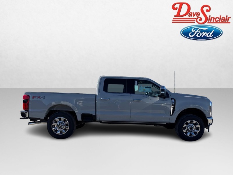 Ford Super Duty F-250 SRW Vehicle Full-screen Gallery Image 05