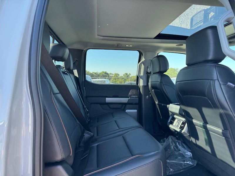Ford Super Duty F-250 SRW Vehicle Full-screen Gallery Image 14