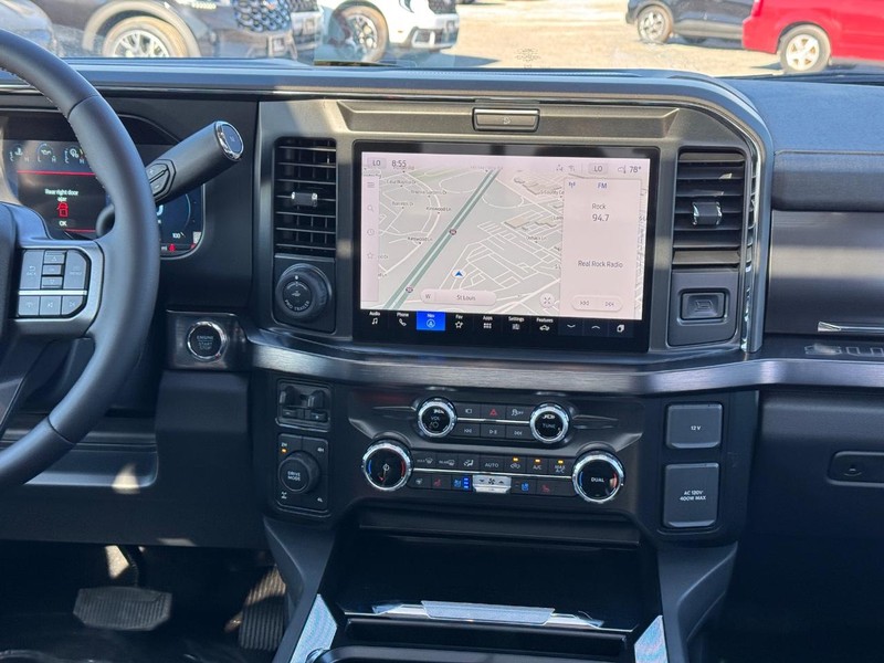 Ford Super Duty F-250 SRW Vehicle Full-screen Gallery Image 17