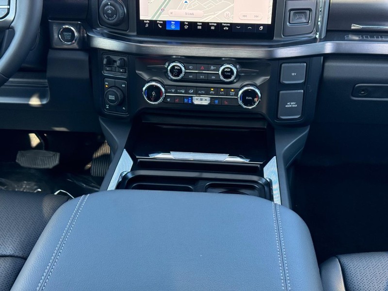 Ford Super Duty F-250 SRW Vehicle Full-screen Gallery Image 18