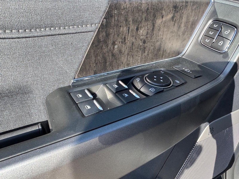 Ford Super Duty F-250 SRW Vehicle Full-screen Gallery Image 20