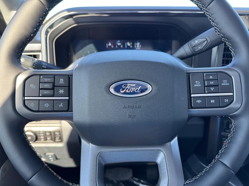Ford Super Duty F-250 SRW Vehicle Full-screen Gallery Image 22